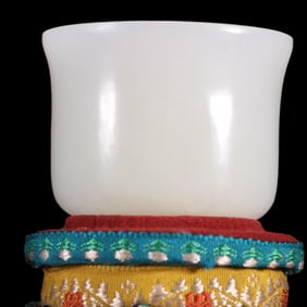 A Qing Dynasty Hetian jade cup