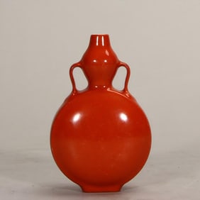 A Qing Qianlong alum red ribbon holding the moon bottle