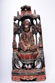 A Qing Dynasty wood carving lacquer gold statue of Guanyin