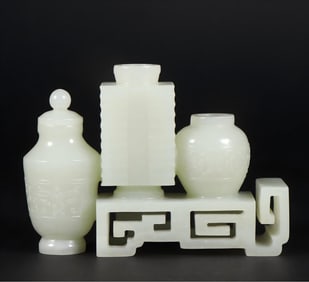 A Hetian jade vase ornament from the Qing Dynasty