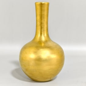 A Qing Dynasty Yongzheng Jindi small heavenly ball vase