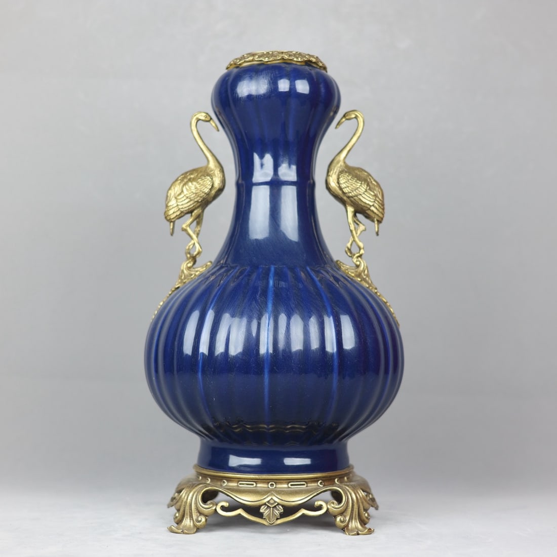 A blue-glazed bronze crane amphora melon and garlic bottle: Sacrifice to the blue-glazed bronze crane amphora melon and water chestnut garlic vase SIZE: H:44.5cm Mouth D:9.5cm D:24cm Bottom D:20.5cm (The Dimensions Of All Batches Are Manually Measured.If You N