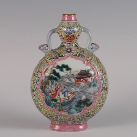 A small flat bottle made in the Qianlong period of the Qing Dynasty with yellow pastel open windows