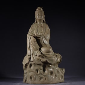 A statue of Guanyin in the five dynasties of the Tang Dynasty Yue kiln secret color