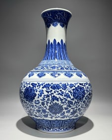 A Qing Qianlong blue and white entwined lotus pattern appreciation vase