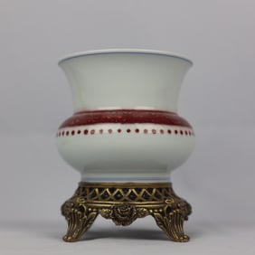 A glazed red Fushou pattern inlaid with a copper bottom statue