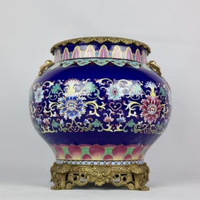 A cloisonné colored treasure pattern inlaid with copper-edged swallow jar