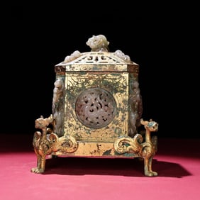 A jade carved dragon foot jade box from the Han Dynasty