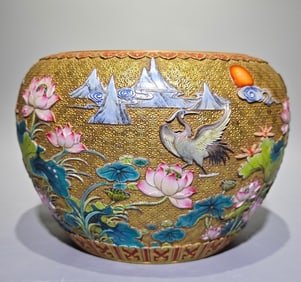 A piece of Qianlong era of the Qing Dynasty enamel colored gold carved lotus pen washing tank