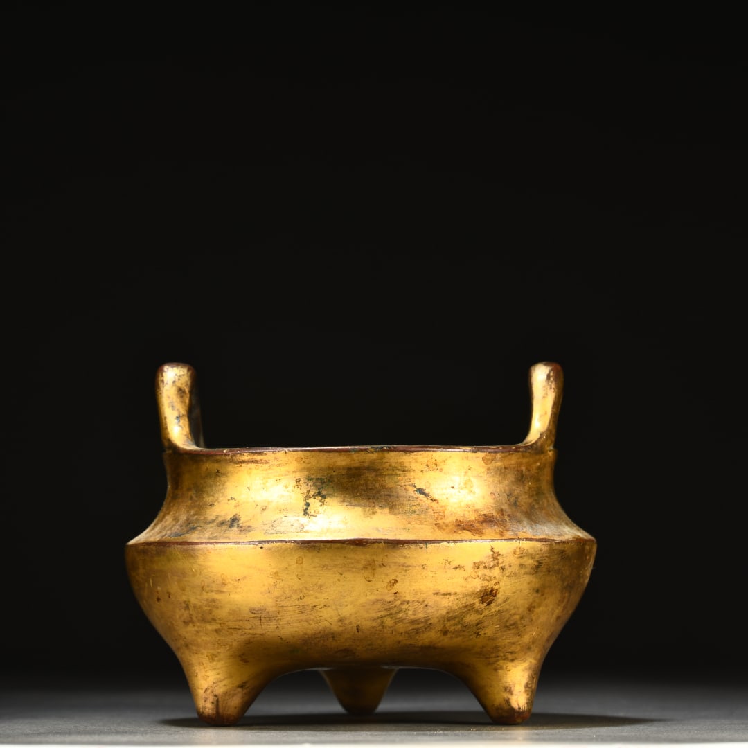 A copper-gilt three-legged amphora incense burner: Copper gilt three-legged amphora incense burner SIZE: H:8.8cm Ear Distance 10.2cm W:g (The Dimensions Of All Batches Are Manually Measured.If You Need More Detailed Information, Please Contact Our Cus