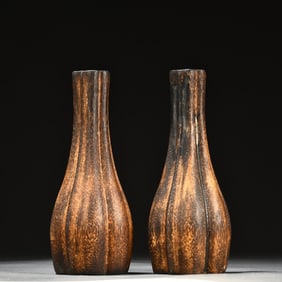 A small flower of agarwood melon edges is placed in a vase