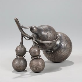 A silver gourd incense bottle engraved with Fushun pattern in the Qing Dynasty