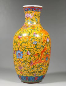 A Qing Dynasty material vessel painted with enamel flower dragon pattern bottle