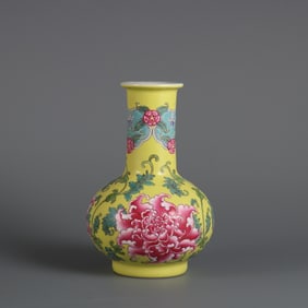 A Qing Kangxi imperial yellow enamel passionflower pattern vase