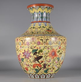 A yellow pastel gold-painted entwined lotus flower Ganoderma lucidum pattern obelisk vase made in