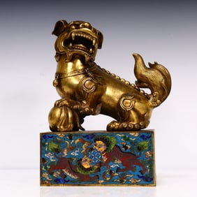 A Qing Dynasty cloisonné lion button seal