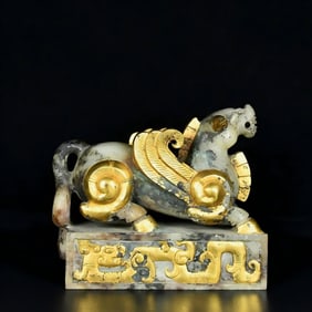 A gold-inlaid jade flying winged beast seal from the Warring Han Dynasty