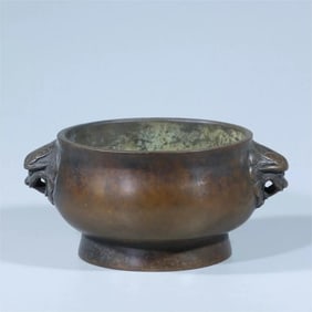 A lion's ear stove made in the Xuande year of the Ming Dynasty