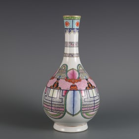 A pastel gluttonous gall bottle made in the Qianlong period of the Qing Dynasty