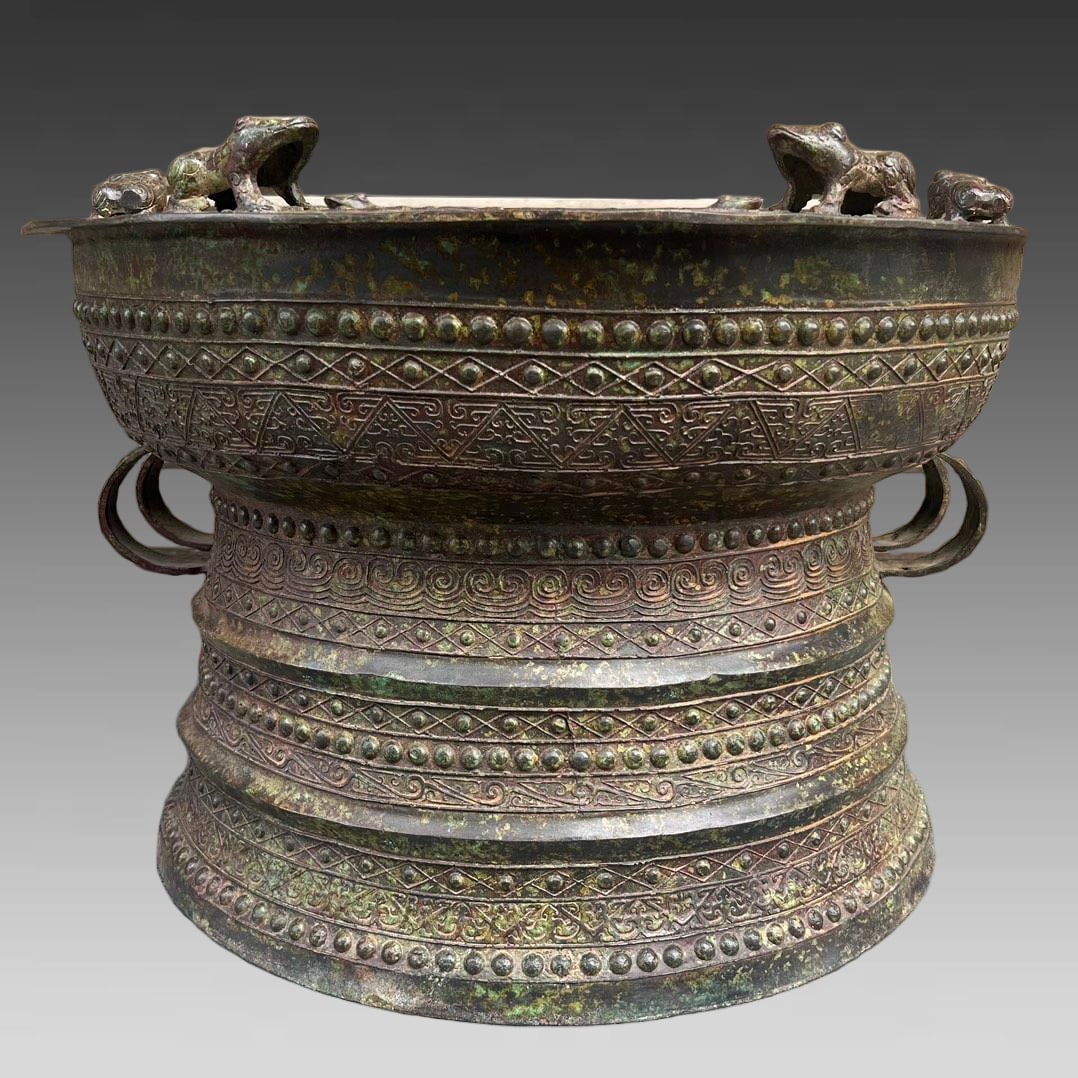 A bronze drum: Bronze drum SIZE: D: 60cm H: 43cm W: Approximately 25kg (The Dimensions Of All Batches Are Manually Measured.If You Need More Detailed Information, Please Contact Our Customer Service Before Bidding.)