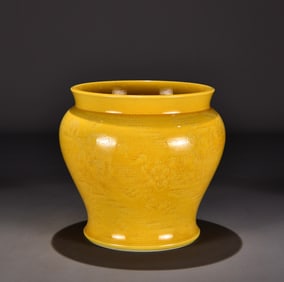 A piece of Qing Yongzheng Jiao yellow glaze secretly engraved lion rolling hydrangea picture jar