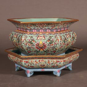 A hexagonal flower pot with a hexagonal pattern of Qing Qianlong turquoise green enamel painted with