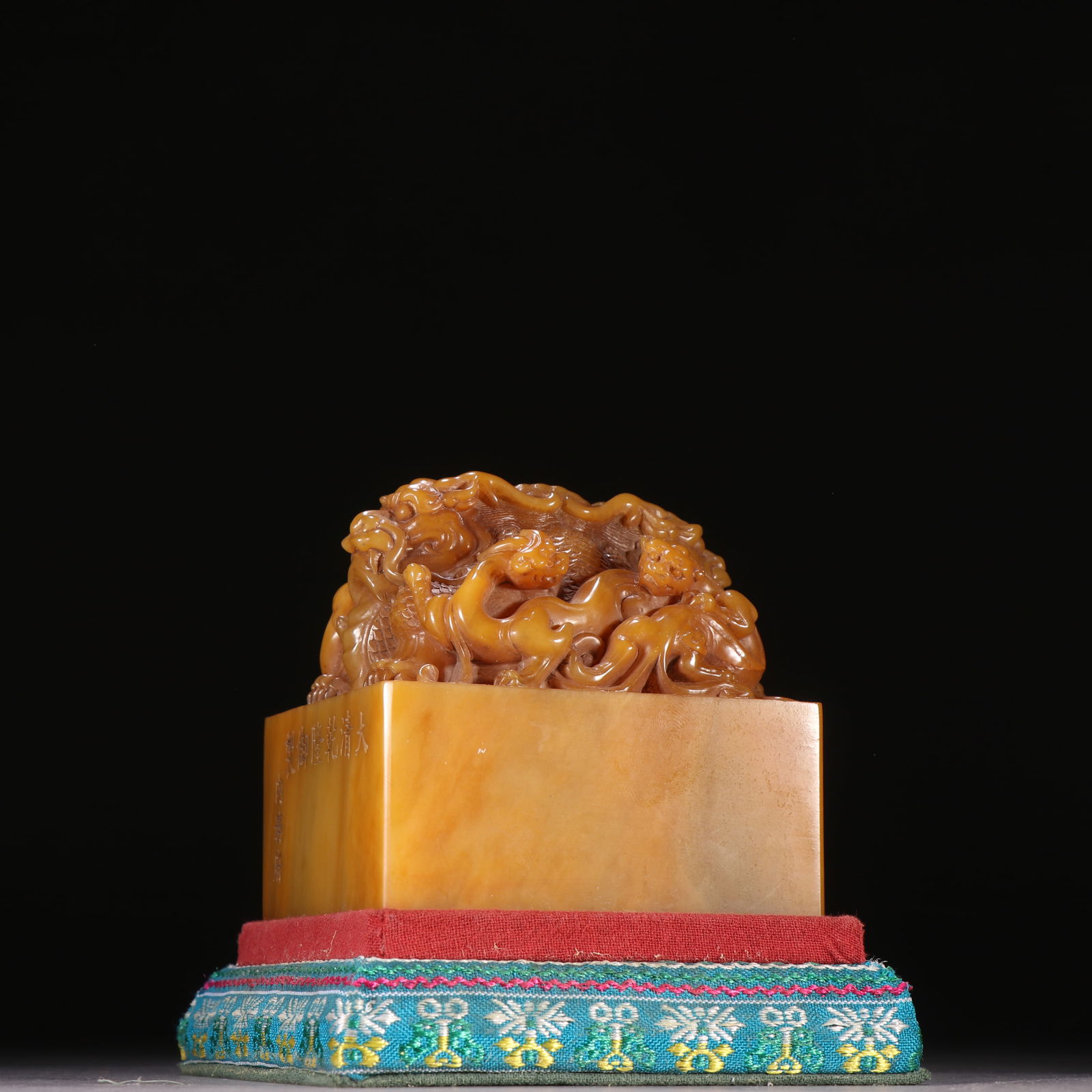 A Qing Dynasty Tian Huang stone dragon button seal (1 of 9)