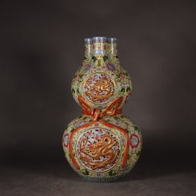 A three-barreled three-barrel bottle made in Qianlong with yellow pastel entwined flowers and hollow