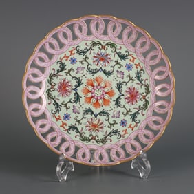 A green pastel passionflower pattern hollow plate made in the Qianlong period of the Qing Dynasty
