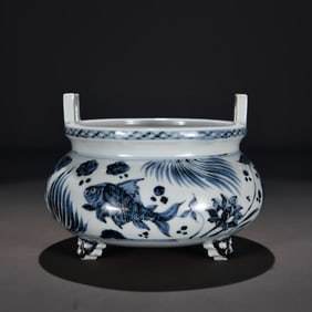 A Ming Hongwu fish algae pattern three-legged stove