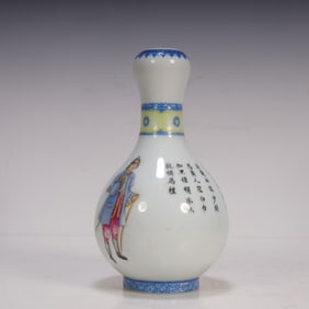 A garlic bottle of Qing Dynasty green-edged pastel figures