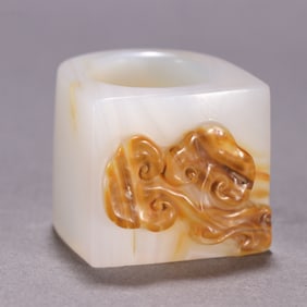A piece of Qing Dynasty agate ruyi pattern finger