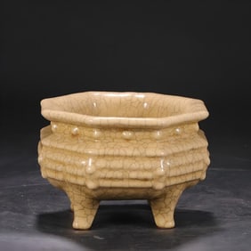 A piece of Northern Song Dynasty Ge kiln beige yellow glaze court sacrificial ritual vessel drum