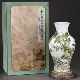 A Qing palace Qing enamel colorful icing on the cake Guanyin vase