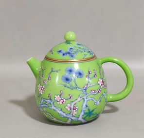 A Qing Yongzheng apple green year cold three friends pine, bamboo and plum teapot