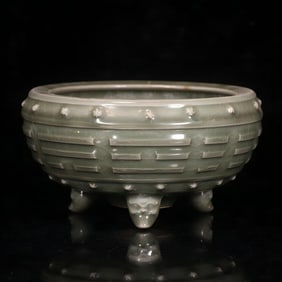 A piece of Song Longquan Bagua three-legged furnace Longquan kiln celadon incense burner