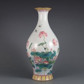 A pastel lotus olive vase made in the Yongzheng era of the Qing Dynasty