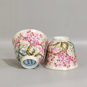 A pair of Qing Yongzheng pastel gold-painted curly grass pattern plum blossom cups