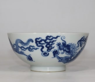A blue and white double dragon bead bowl made in the Kangxi period of the Qing Dynasty