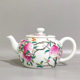 A teapot with six peaches inscribed on poems in the Qing Dynasty