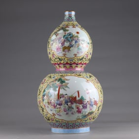 A Qing Qianlong entwined lotus painted with gold window pastel baby play picture gourd bottle