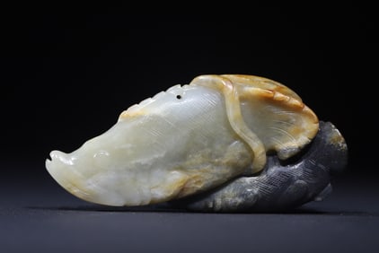 A piece of blue and white seed material of the Qing Dynasty Pisces with a lotus pendant