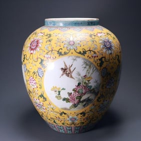 A "Qianlong year" yellow pastel window flower and bird pattern jar