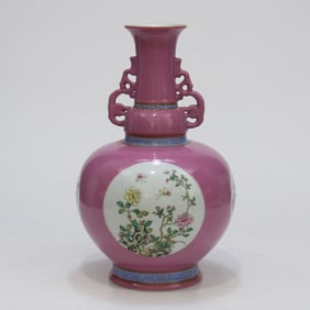 A piece of Qing Qianlong year made of rouge gouache with open windows and flowers poetry amphora