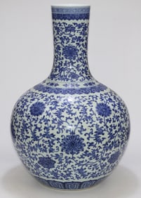 A blue and white entwined flower picture made in the Qianlong period of the Qing Dynasty