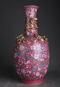 A Qing Qianlong style foreign color rolled road passionflower pattern dragon bottle