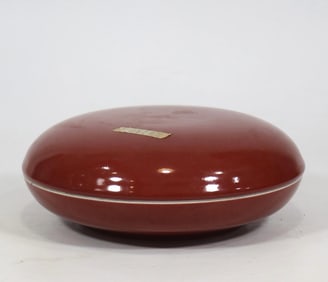 A red glaze box made in the Yongzheng era of the Qing Dynasty