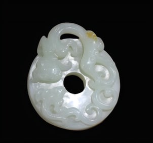 A piece of Hetian jade seed material dragon from the Qing Dynasty is an elegant vessel of Kuo Bi