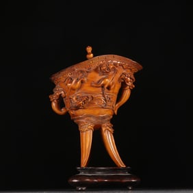 A boxwood dragon pattern three-legged cup