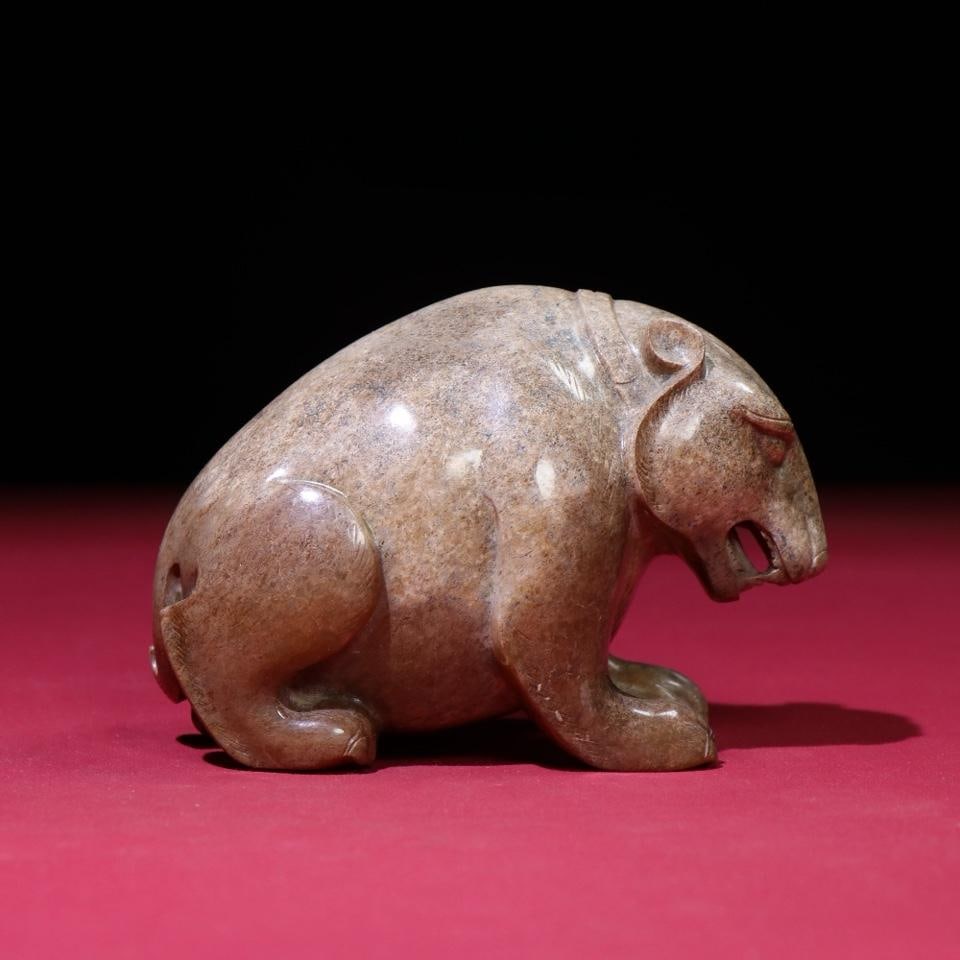 A jade bear handle piece of the Han Dynasty (1 of 9)